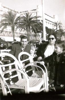 Michèle avec sa maman et un ami, assis sur les chaises de la Promenade