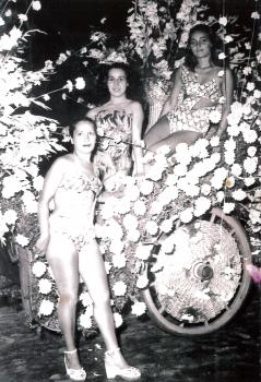 Reine, Gisèle et Gaby à la bataille des fleurs