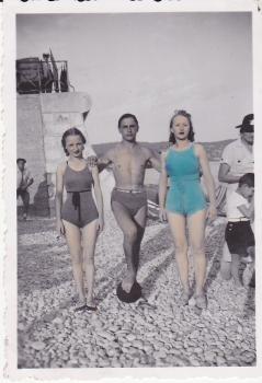 Catherine et Rose Viale,  Jacques Barnoin-Plage à Nice