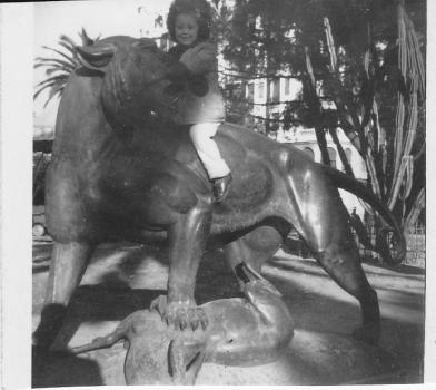 Jacqueline Barnoin sur le lion du Jardin Masséna