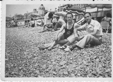 Jacques Barnoin (habillé) avec un ami  près du Negresco - Juillet 1936