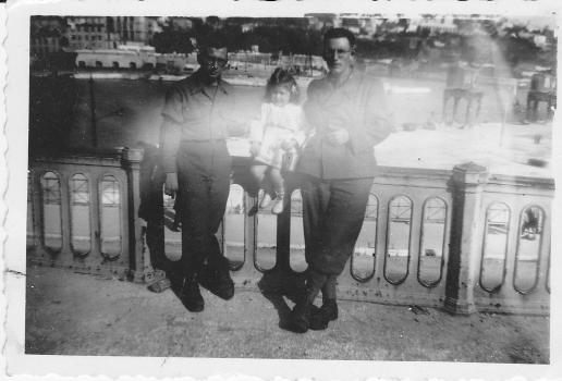 Jacqueline avec 2 soldats américains