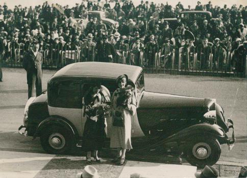 Irène et une amie- Concours super élégance automobile 2ème prix