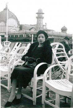 Juliette devant la Jetée