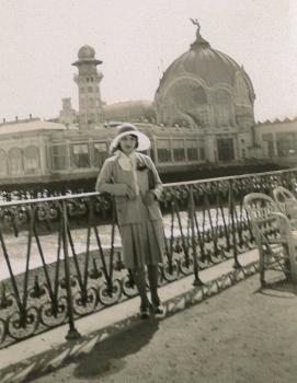 Yvonne MALAUSSENA devant la Jetée Promenade