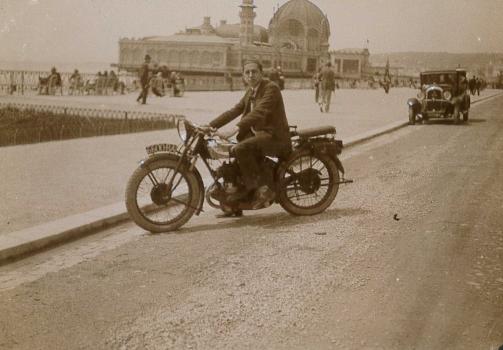 Charles CHAUCHARD  à moto sur la Promenade