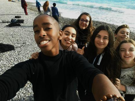 Les membres de B.R.A.V.O.O profitant d'un chaud soleil d'hiver