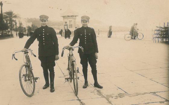 Les grooms du Casino Municipal sur la Promenade André Tobon et son ami