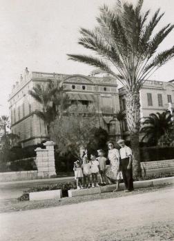Famille Mérilhou devant la villa Wittgenstein