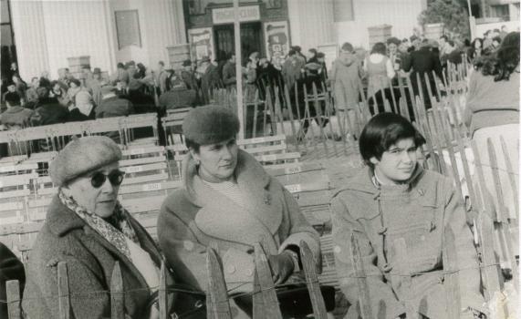 Famille March devant le Palais de la méditerranée