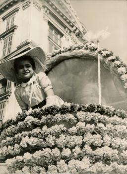 Michèle dans un char pour la bataille des fleurs