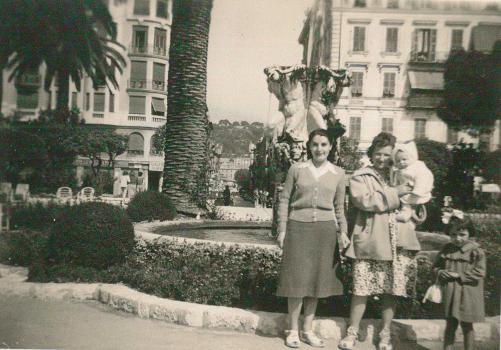 Emilie avec Delphine et ses enfants Marie-Josée et Denis