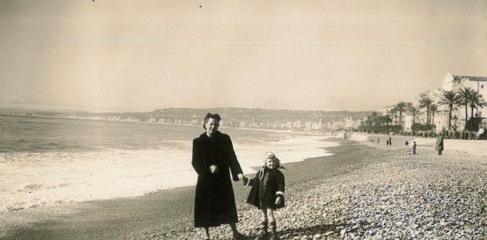 Christine avec sa maman sur la plage