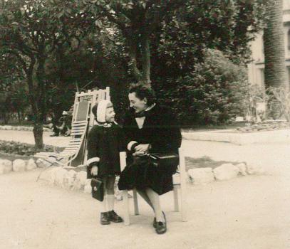 Christine et sa maman dans le jardin Albert 1er