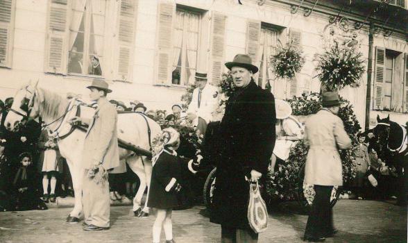 Christine et son papa devant les chars fleuris