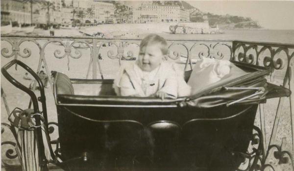 A Pâques, Christiane dans sa poussette