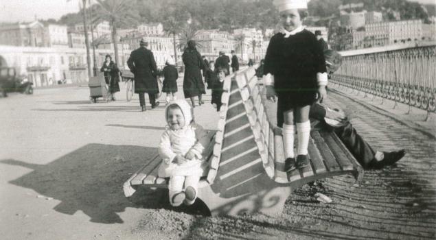 Guy et Christiane sur un banc le long du Quai des Etats-Unis