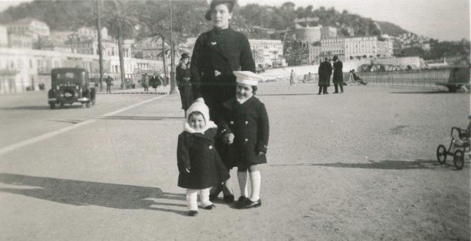 Simone promène ses enfants Guy et Christiane