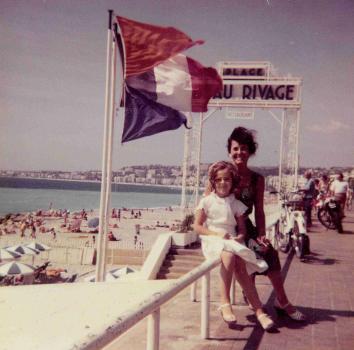 Carine et sa maman sur la plage Beau Rivage