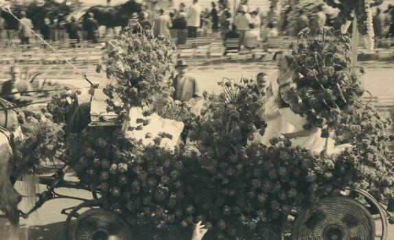 Gaby Morlay !!!  et Monique sur un char