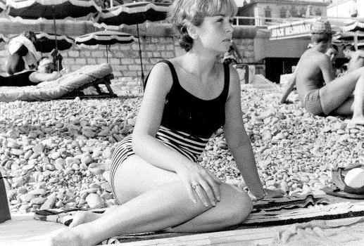 Monique Maria aux bains de la plage