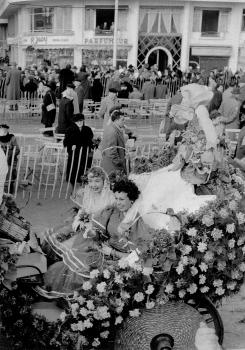 Monique et une amie à la bataille des fleurs
