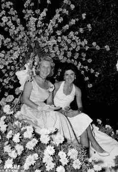 Irène et Mme Lavabre sur le char Carnet de bal la nuit rose