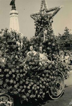 Gaby Morlay et Monique Maria sur le char