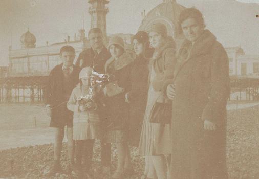 Cesira avec sa famille devant la Jetée Promenade