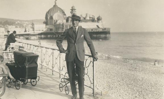 Edouard devant la Jetée Promenade