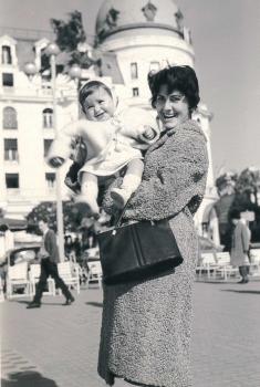 Christine dans les bras d'Irène devant le Negresco