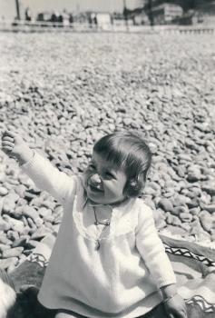 Christine sur les galets devant les Ponchettes