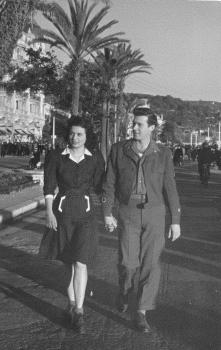 Ernest et son amie devant le Ruhl