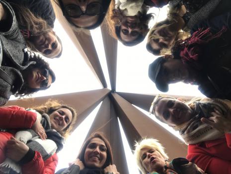 Sous la sculpture de Venet