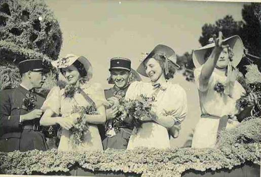Ma mère, Renée Buchet (à gauche) avec des amis à la bataille des fleurs
