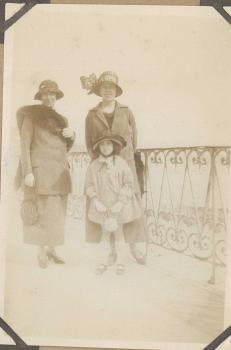 Josette, sa maman Gabrielle, et ??