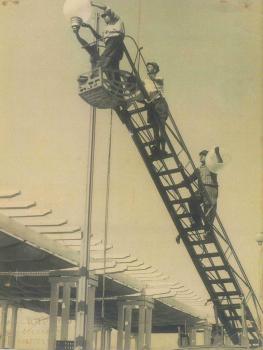 Livio change les globes des candélabres de la Prom'