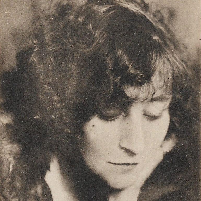 Colette vers 1912, https://nl.pinterest.com/pin/318840848595862886/